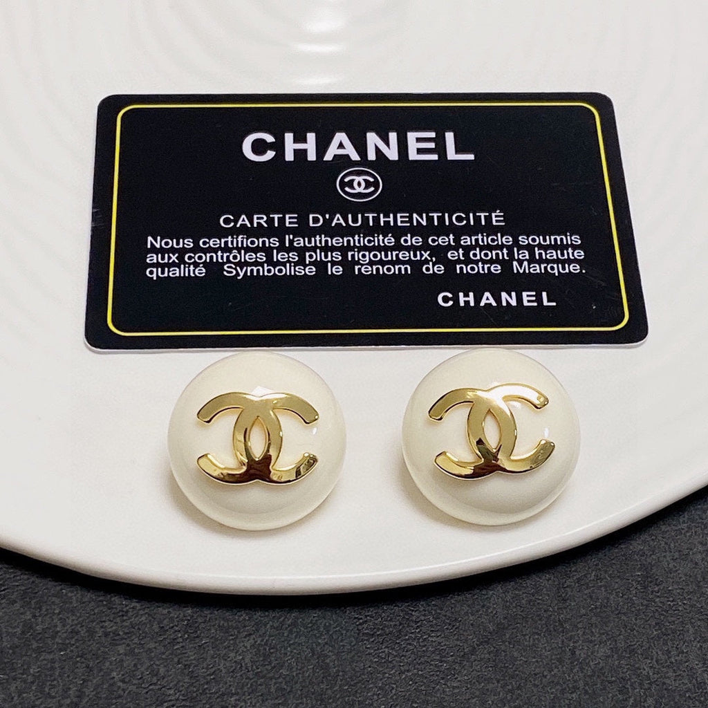 Chanel Pearl Round Earrings - 18K Yellow Gold