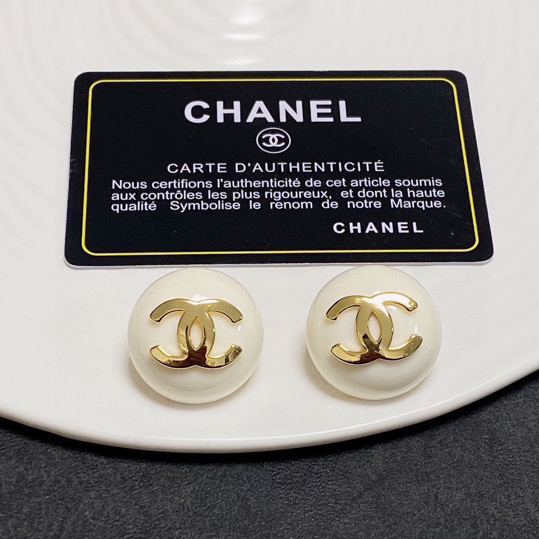 Chanel Pearl Round Earrings - 18K Yellow Gold