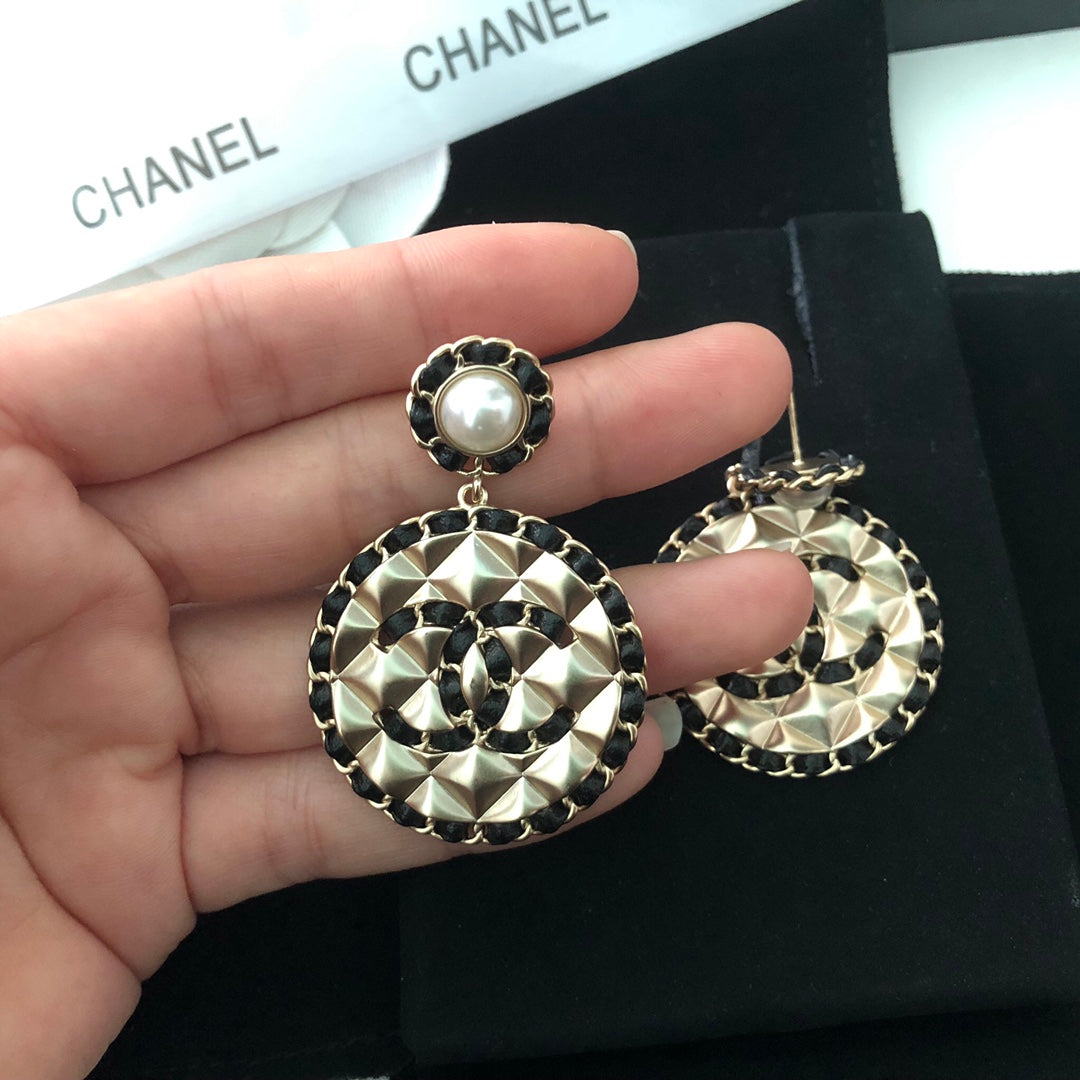 Chanel Leather Round Earrings - 18K Yellow Gold