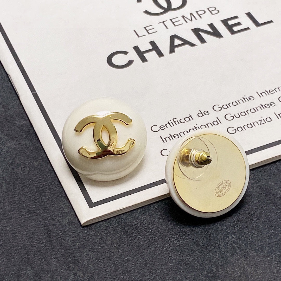 Chanel Pearl Round Earrings - 18K Yellow Gold